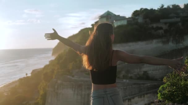 Attractive woman raises hands up, enjoying the beauty of nature, slow motion. 4k — Stock Video