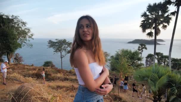 Portrait en gros plan de belle jeune femme levant les bras avec le vent soufflant cheveux profiter paisible bord de mer au coucher du soleil 4k — Video