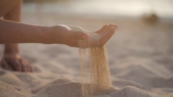 Ręce nieznanej młodej dziewczyny dotykającej białego piasku 4k — Wideo stockowe