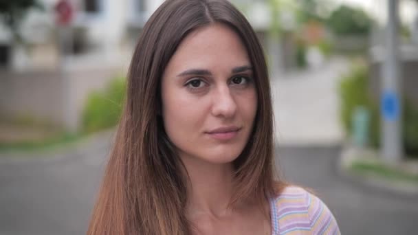Close-up portret van jonge vrouw glimlachen bruin haar zelfverzekerd vrij 4k — Stockvideo