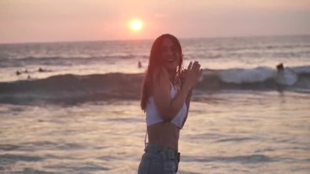 Belle femme qui s'amuse à éclabousser l'eau. Concept de coucher de soleil 4k — Video