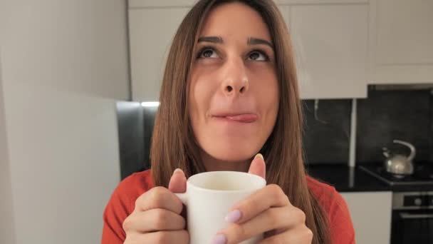 Una ragazza con dei sorrisi appetitosi, si lecca le labbra. 4K. Primo piano 4k — Video Stock