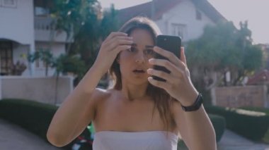 Kadın şok oldu ve şaşırdı. Şaşırmış bir kadın kameraya şaşkınlıkla bakıyor. 4k