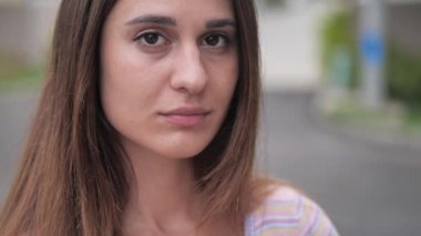 Çekici bir kadın kameraya bakıyor. 4k