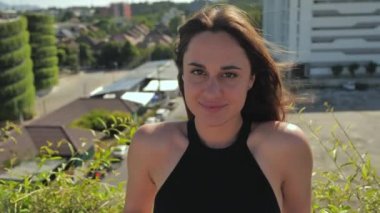 Gülümseyen İş kadını Cep telefonunu kontrol ediyor.