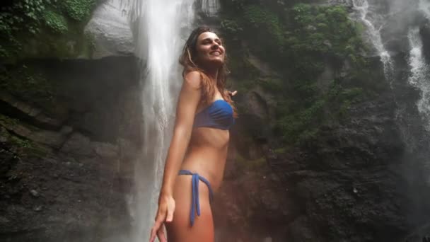 Happy Girl Wasserfall Hintergrund. Sekumpul Wasserfall, Bali 4k — Stockvideo