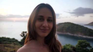 Çekici bir kadının yakın portresi gülümseyen esmer şirin 4K