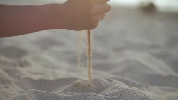 Handen van onbekende jonge meisje aanraken van wit zand 4k — Stockvideo