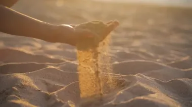 Beyaz kuma dokunan bilinmeyen bir kızın elleri.