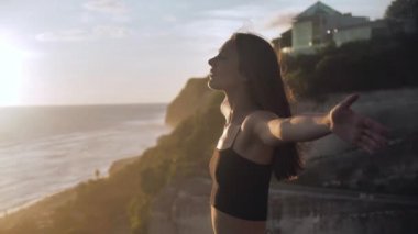 Çekici kadın elini kaldırır, doğanın güzelliğinden zevk alır, ağır çekimde. 4k