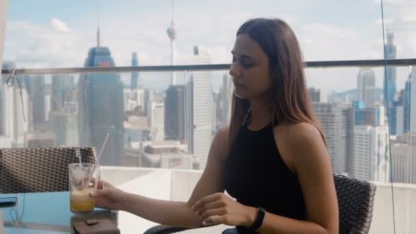 Una giovane donna in un caffè mentre beve succo di frutta scopre una mancanza di contanti. Lei non è niente da pagare. 4k — Video Stock
