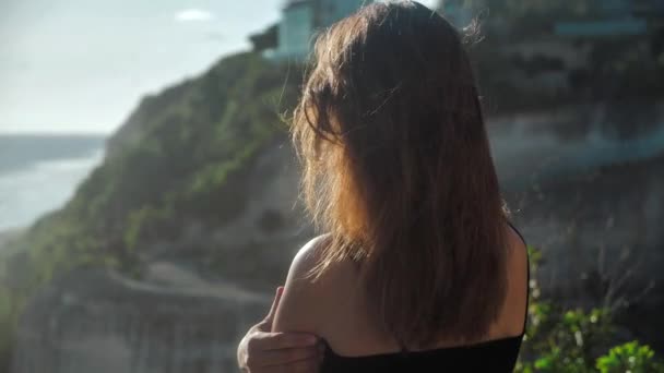 Ralenti brunette fille océan coucher de soleil. 4k — Video