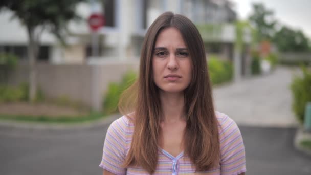 Portrait déception jeune femme se sentant dégoût isolé sur fond urbain 4k — Video