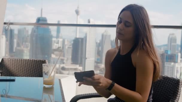 Девушка в кафе во время питья сока обнаруживает пустой кошелек 4k — стоковое видео