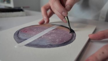 Yetenekli Yenilikçi Kadın Sanatçı suluboya, Renkli, Duygusal, Resim Yapıyor. Çağdaş Ressam Soyut Modern Sanat 4k Oluşturuyor