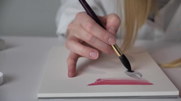 Artistas manos pintar con un pincel sobre papel blanco acuarela 4k — Vídeo de stock