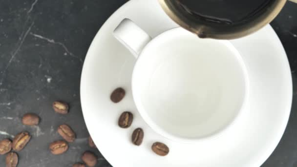 Versare il caffè appena preparato in una tazza bianca 4k — Video Stock