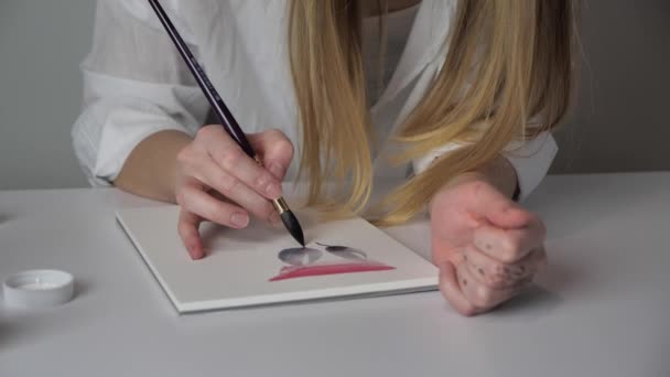 Artistes mains peignent avec un pinceau sur papier blanc aquarelle 4k — Video