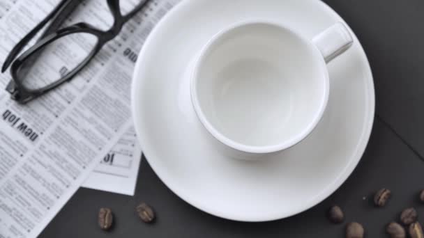 Zpomalení horní pohled na kávu nalít do šálku z turecké kávy, aby na stole s rekvizitami 4k — Stock video