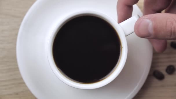 Muž ruční řízení kávy v šálku na pracovní ploše, horní pohled zpomalení 4k — Stock video