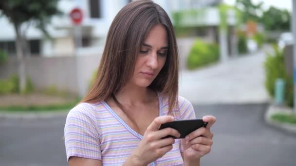 Glad känslomässig kvinna spelar på smartphone. 4k — Stockvideo