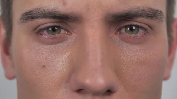 Primer plano retrato de un joven con ojos verdes. Persona, gente. 4k — Vídeo de stock