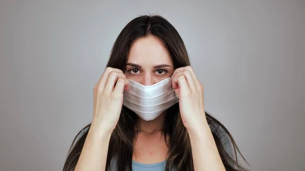 4K virüsünden korumak için maskeli güzel bir kadın.