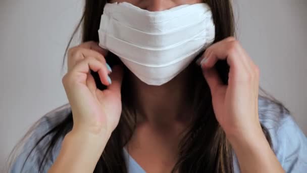 Закройте портрет женщины в маске для защиты от вируса 4k — стоковое видео