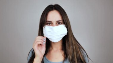 4K virüsünden korumak için maskeli güzel bir kadın.