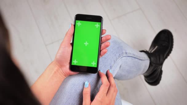 Nainen Käyttämällä ja klikkaamalla ja puhelin Vihreä näyttö kotona 4k — kuvapankkivideo