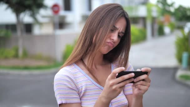 Feliz mujer emocional jugando en el teléfono inteligente. 4k — Vídeo de stock