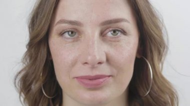 Kadının yüzüne yakın çekim, güzel yeşil gözlerini açan kadın, Çekici Ginger. Çilli Doğal Güzellik. Uzun kirpikleri ve çekici görünüşü olan muhteşem bir kadın. Ağır çekim. 4k