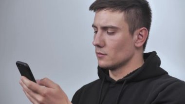 Stüdyo 4K 'deki internet telefonunda ciddi bir arama var.