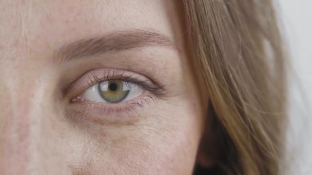 Powolny ruch makro strzał kobiety zielone oczy w nienaturalny makijaż eyebrown 4k — Wideo stockowe