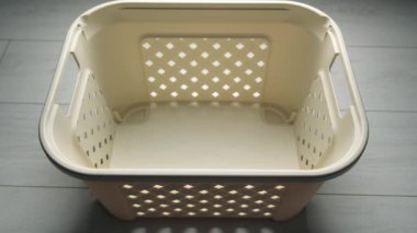 Kirli beyaz gömlekleri çamaşır sepetine at.