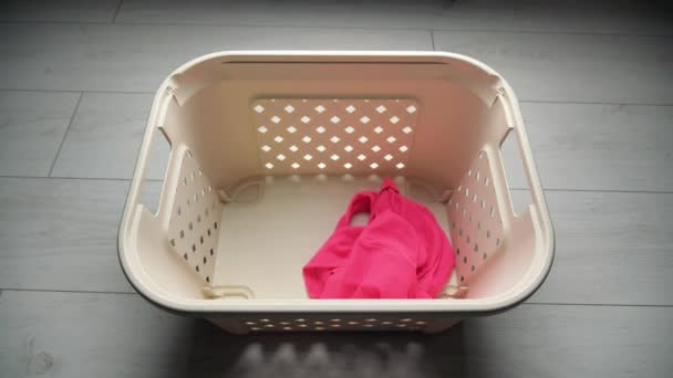 Wrzucanie brudnego prania do kosza na pranie — Wideo stockowe