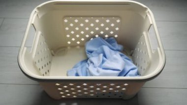 Kirli beyaz gömlekleri çamaşır sepetine at.