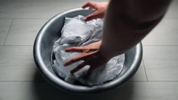 Mujer lavando ropa blanca con método de lavado de manos. — Vídeo de stock