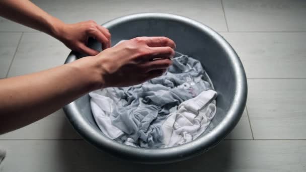 Egy nő kézmosás fehér szennyes egy műanyag medencében mosópor 4k — Stock videók