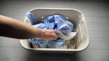 Çamaşır. Kirli beyaz çamaşırlar için sepet, büyük bir yıkama için hazırlık.