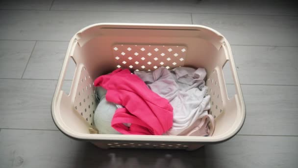 T-shirt rose dans une pile de linge léger. Concept de vie familiale — Video