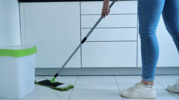 Vrouw wassen witte keukenvloer met speciale swob, schoonmaak service, close-up — Stockvideo