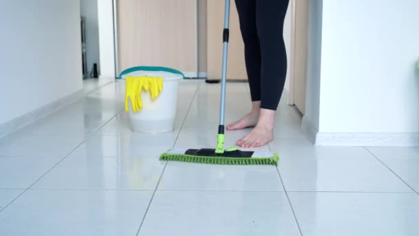 Woman washing white kitchen floor with special swob, καθαριότητα, κοντινό πλάνο — Αρχείο Βίντεο