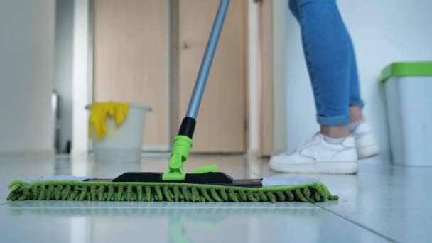 Mujer joven lavando piso de cocina blanco con desmayo especial, servicio de limpieza, primer plano — Vídeos de Stock