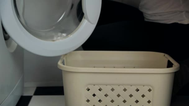 Jeter linge sale à l'intérieur panier à linge près de la machine à laver — Video