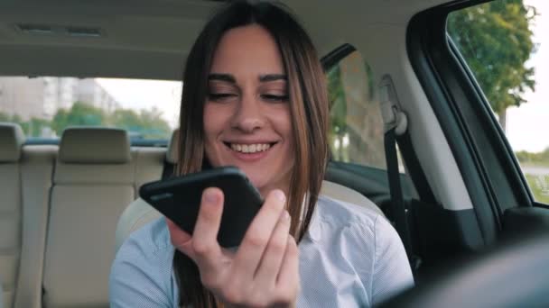 행복 한 젊은 여성, 가상 디지털 음성 인식 보조, 녹음 메시지, 스피커폰으로 말하기 전화, 전화 통화, 인터넷 지원을 사용하여 행복 한 여성 — 비디오