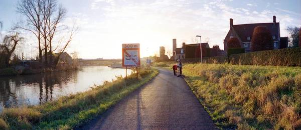 Biciclist în soarele serii — Fotografie, imagine de stoc
