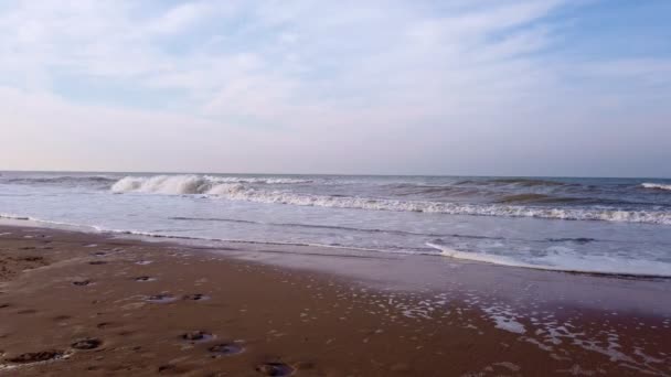 秋の光の中で砂浜を波が転がり — ストック動画