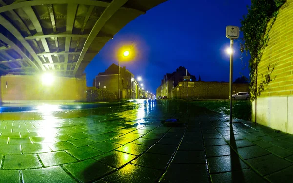 Yağmurlu Bir Kış Gününde Gecenin Bir Yarısı Boş Bir Sokakta — Stok fotoğraf