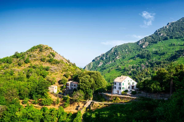 Vista Una Casa Blanca Los Moutnains Con Otras Casas Fondo — Foto de Stock